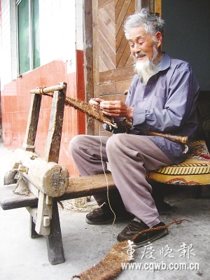 整个城口,仍在使用这种草鞋机打草鞋的人不超过十人,而且全是老人.