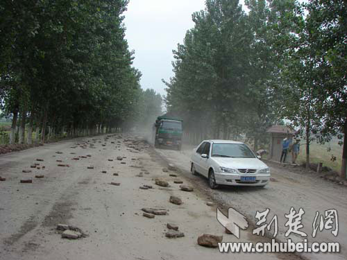 鄂州樊湖线铺路 行车困难交通事故频发(图)