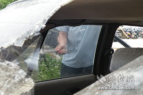 本网志愿者体验击碎玻璃逃生 高跟鞋钥匙尖无