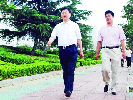 市委书记步行去上班,市长乘公交到单位