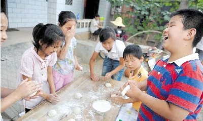 男孩开荒种地 女孩烧菜做饭