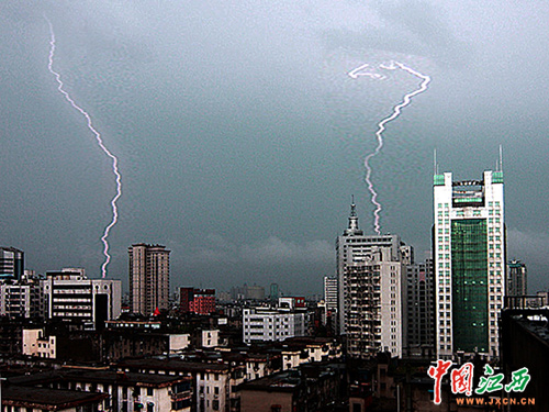 大暴雨袭昌拉开强降雨序幕 省长对暴雨防灾作