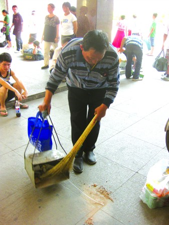 火车站、汽车站、新建的BRT站台内,都有不少