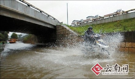 30日云南各地一直下雨昆明金星立交又被淹了（图）