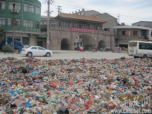 [组图]名镇蕲州被垃圾包围 当地承诺尽快清运