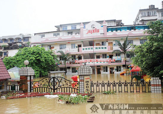 广西融水大半个县城被淹15万人受灾(组图)