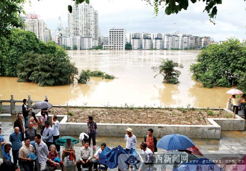 柳州市：洪水退去市民悠闲对山歌(图)