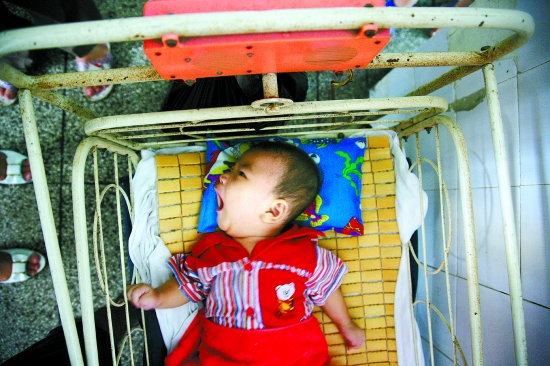 南安:7个月大男婴患脑瘫 被弃医院十几天 弃婴