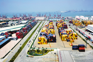 深圳前海湾保税港区位于南山区蛇口半岛西侧