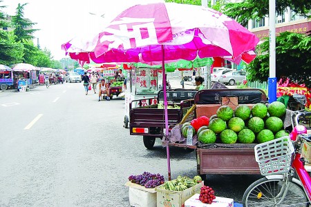 市民也影响交通,管理不易像打游击 流动摊位占