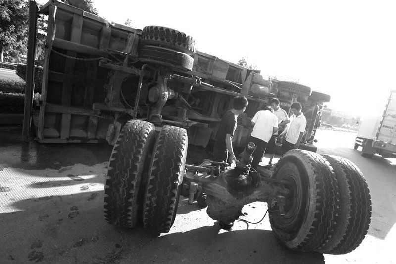 漳州:大货车下坡拐弯时侧翻 四个后车轮与车身分离 交通事故