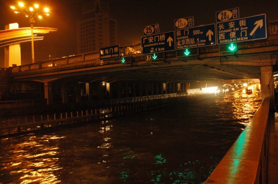 北京遭遇暴雨袭击 天安门雨量近70毫米(图)