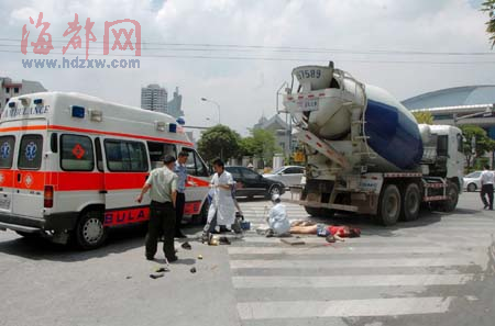 福州：搅拌车斑马线上碾死两人交通事故