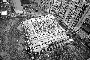 上海清理倒塌楼遭购房者阻挠