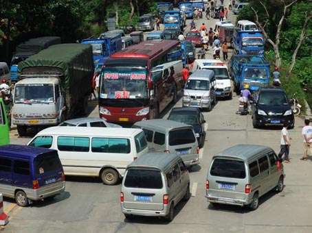 [贺州日报]面的司机故意堵塞国道323线收费