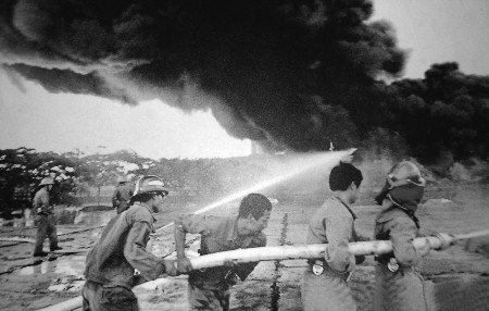 前,14名消防官兵壮烈牺牲 昨日人们齐聚黄岛,缅