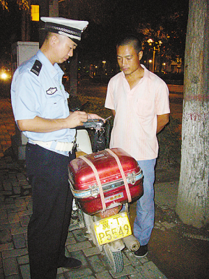 一个撒腿就跑一个猛灌药水