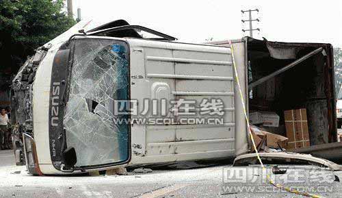 成都货车与公交车相撞致3死8伤(组图)