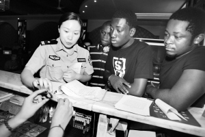 没出示护照 3老外想进网吧遭拒