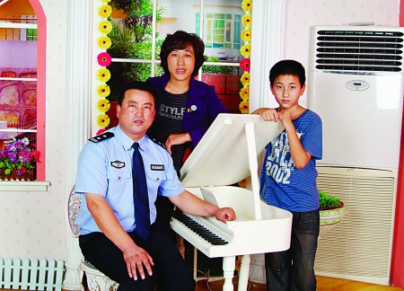 国内新闻 > 正文      刘成祥(丈夫,鱼台县公安局张黄镇派出所所长)