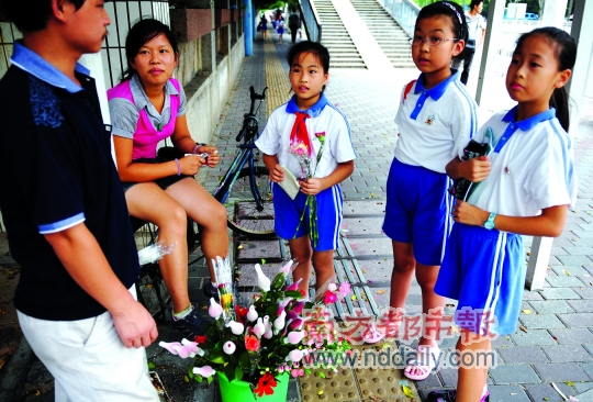 教师节送礼 小学生比大学生重 大学生发短信送