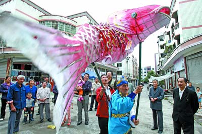 大足万古镇,周树人老人在表演鲤鱼灯舞. 首席记者 钟志兵 摄