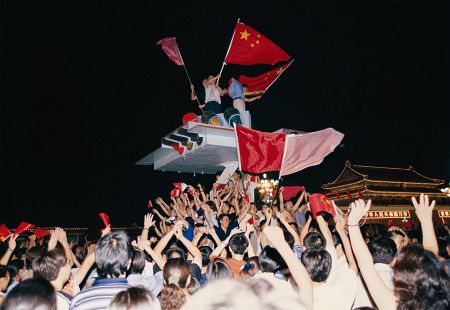 2001年7月13日,北京申奥成功后,人们在天安门广场欢呼庆祝.