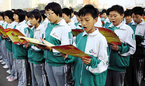 昨日,太原市成成中学的学生们一起朗读诗歌《光辉的历程,为祖国