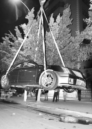 夜开豪车遭遇查酒驾慌忙冲关逆行弃车逃 醉驾