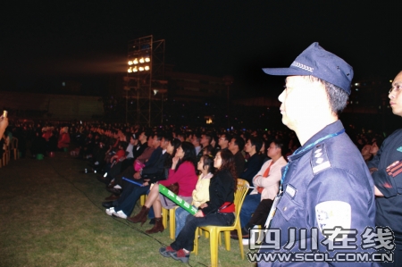 700警察筑防:泸州万人演唱会天下无贼