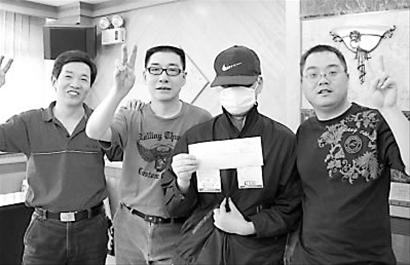 &ldquo;哇，原来彩票领奖服是统一的&rdquo;
