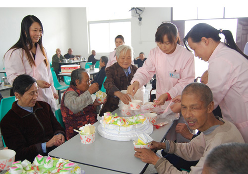 孝昌县光荣院47名优抚老人生日宴会庆重阳(图