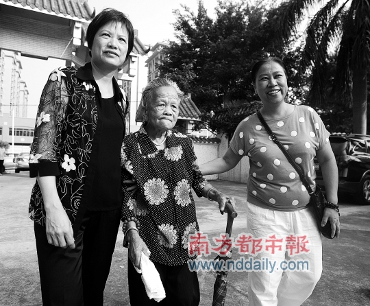 享受志愿者的快乐 市红十字会募捐箱部志愿者