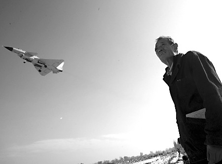 庆祝空军成立60周年飞行和跳伞表演昨预演 四