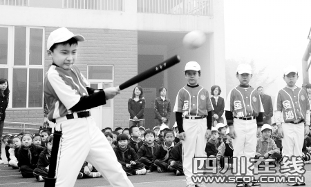 小学体育课学棒球在成都还是头一盘_新闻中心