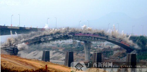 桂平郁江大桥旧桥成功爆破拆除