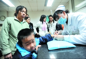 昨日在广东省第二人民医院急诊室患者排长队打针.