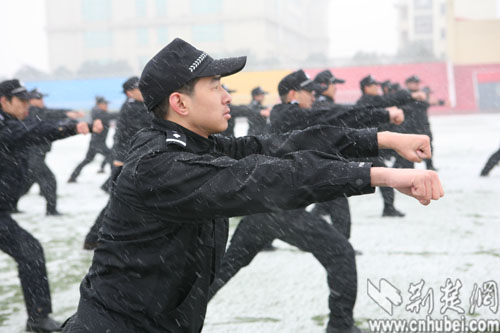 全省首批公安特警培训班学员昨日冒雪受训(图)