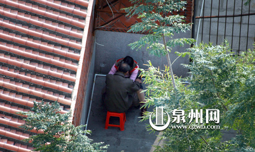 泉州:头破血流 两男子当街争抢 <em>擦鞋女</em> 男子,卖