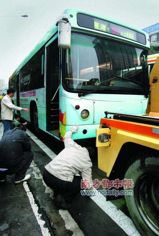 公交车自燃 司机急灭火 疏散10余名乘客后,另一司机帮助将火扑灭,未