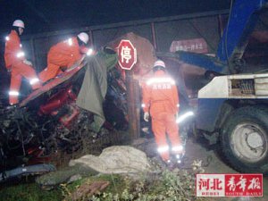 河北沧州运货汽车与火车相撞1死1伤