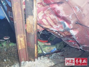 河北沧州运货汽车与火车相撞1死1伤