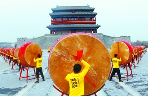 鼓手们以中国传统的擂鼓助威方式,通过凝重急促的鼓声向全世界发出