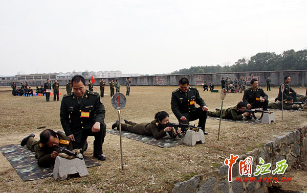 学员们来到南昌陆军学员射击训练场,组织开展轻武器实弹射击.