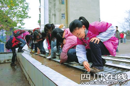 师生进校门先把鞋子洗干净