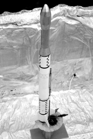 发射火箭庆元旦塑料瓶废报纸做发射站