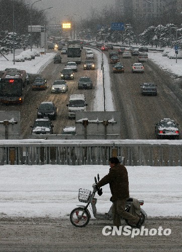 温家宝就强降雪批示要求确保城市运行正常秩序