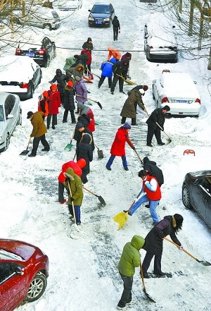 北京市领导与60万市民上街扫雪除冰(图)