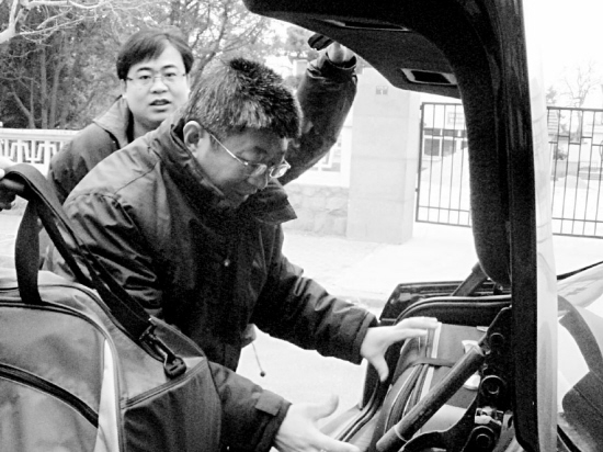 徐成立夫妻乘列车返辽