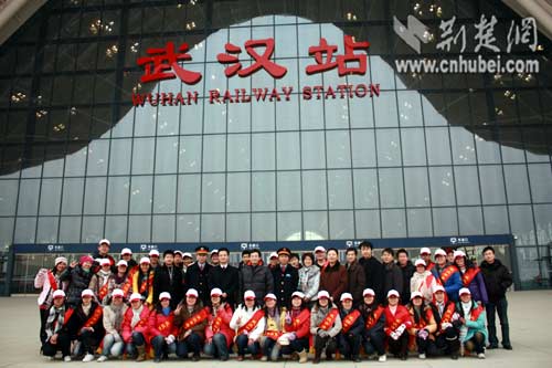 共青团中央领导到武汉火车站慰问大学生志愿者